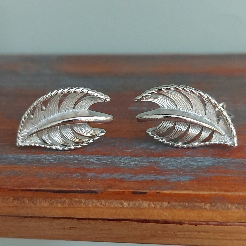 VINTAGE feather clip on earings costume
